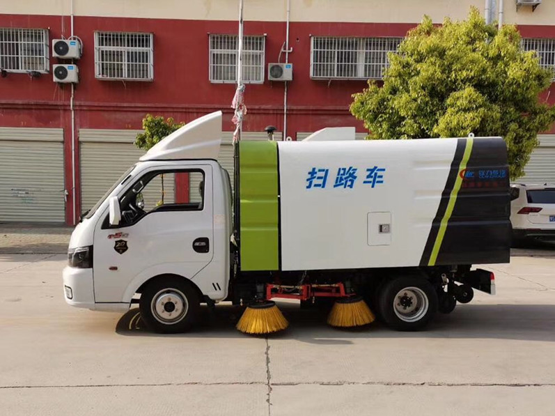 東風途運2600mm掃路車（0.8方水罐，1.7方塵罐）