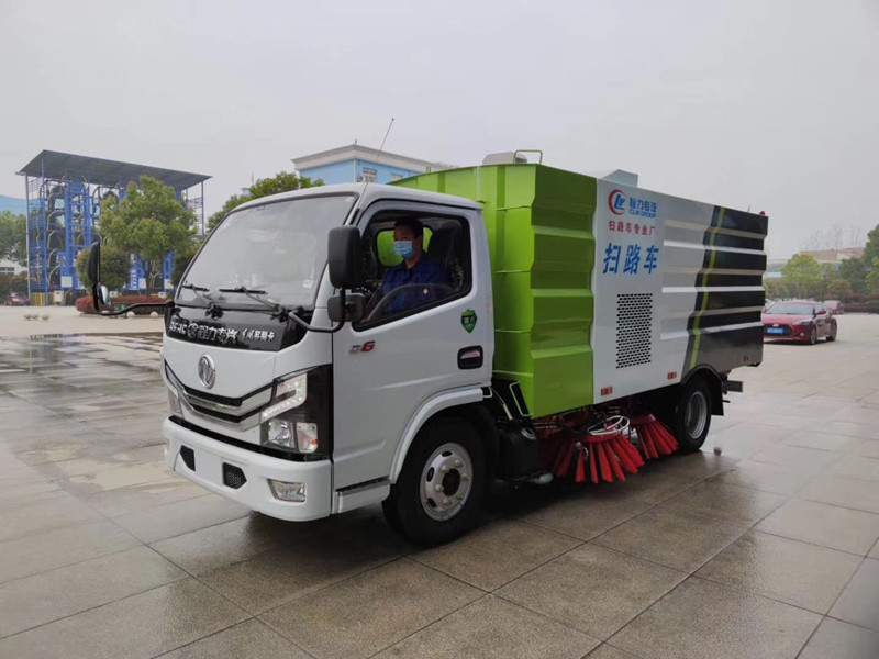 東風小多利卡掃路車（1.5方水罐，4方塵罐）
