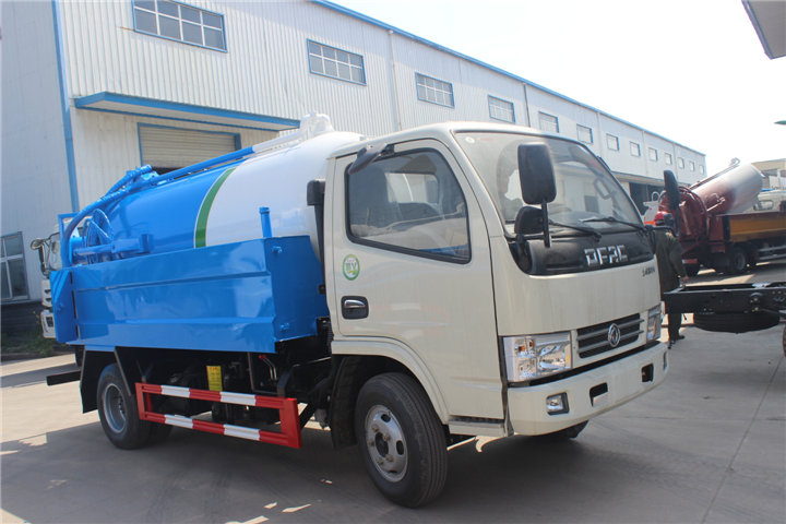 東風(fēng)小多利卡吸污車(chē)
